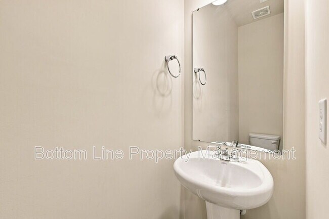 Building Photo - 460 Glen Clova Dr