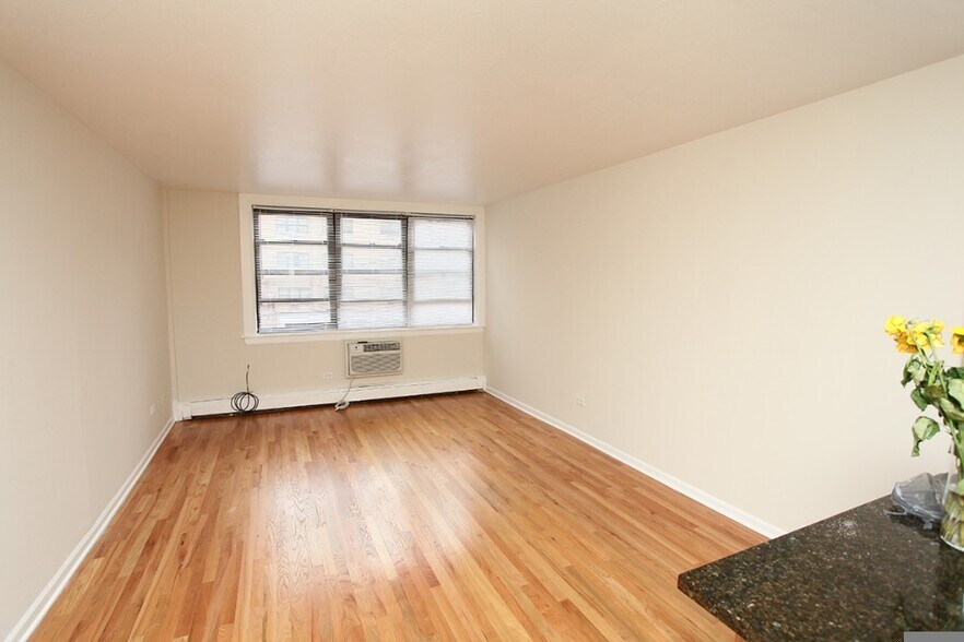 Building Photo - 5847 N Winthrop Ave