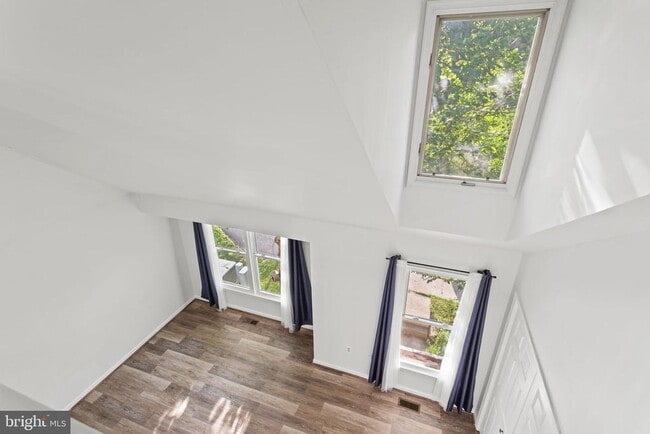 Building Photo - 6608 Beach Dr