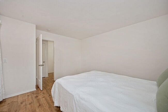 Building Photo - Beautifully Renovated Unit