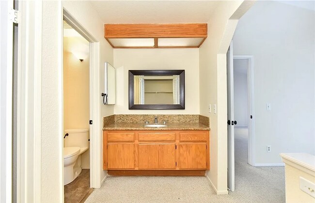 Building Photo - This home is a cozy 1 BR, 1 BA Condo