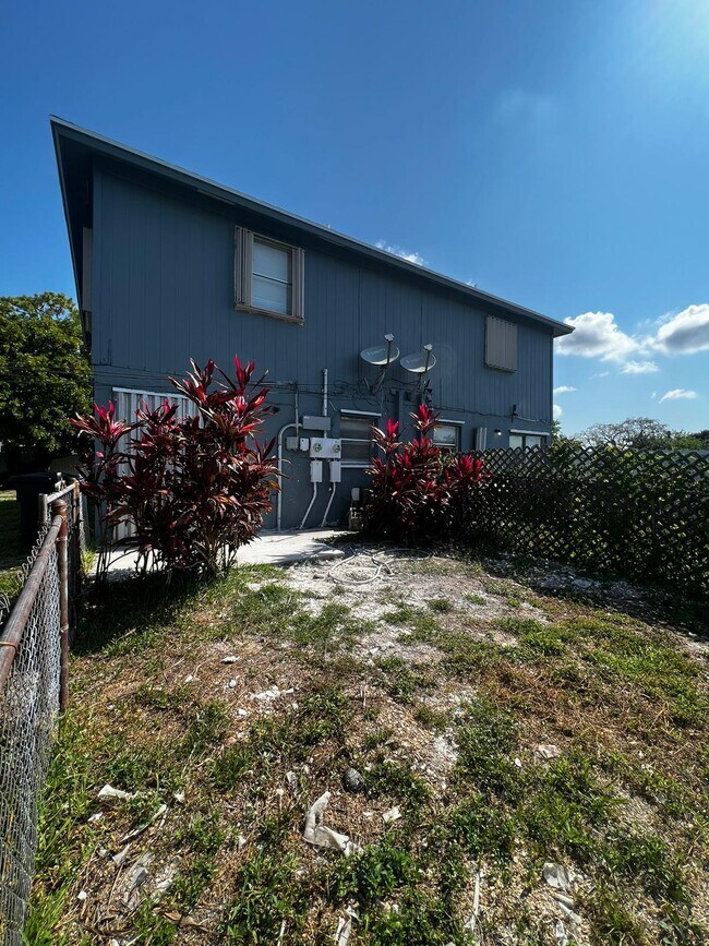 Building Photo - 2067 Laura Ln