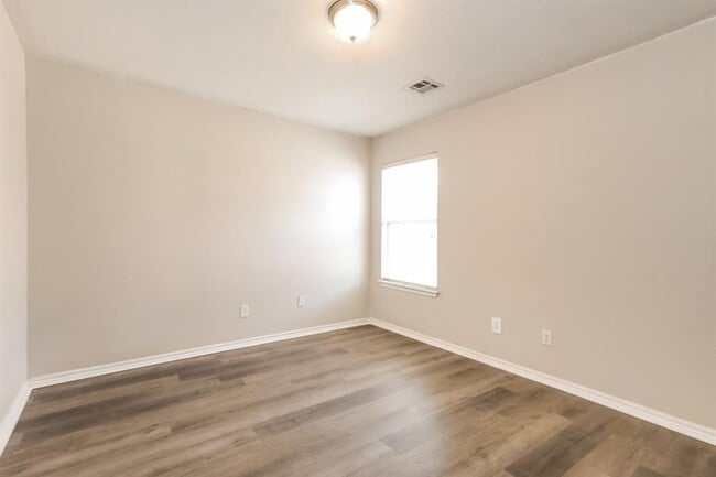 Building Photo - 1836 Parkridge Dr