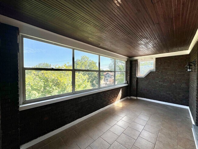 Building Photo - 505-507 W McMillan