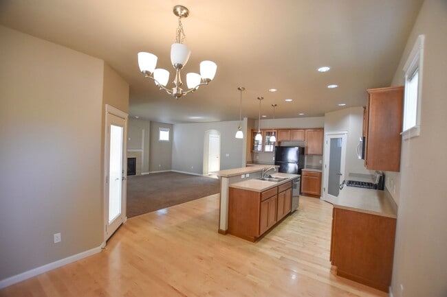 Building Photo - Move in Ready! Apply Today!