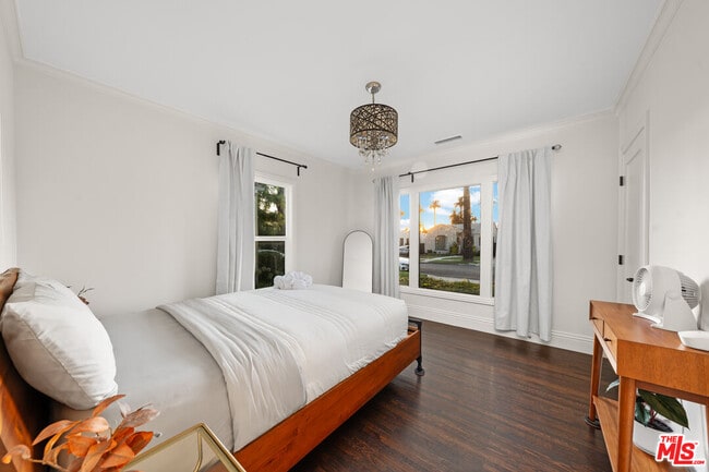 Building Photo - 2624 S Palm Grove Ave