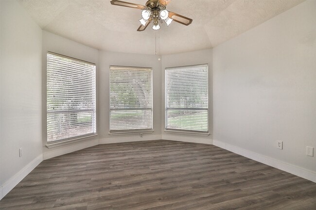 Building Photo - 10910 Scenic Dr