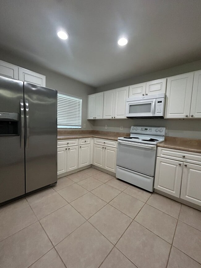 Building Photo - 3 Bedroom 2 Bath 2 Car Garage In Cape Coral!