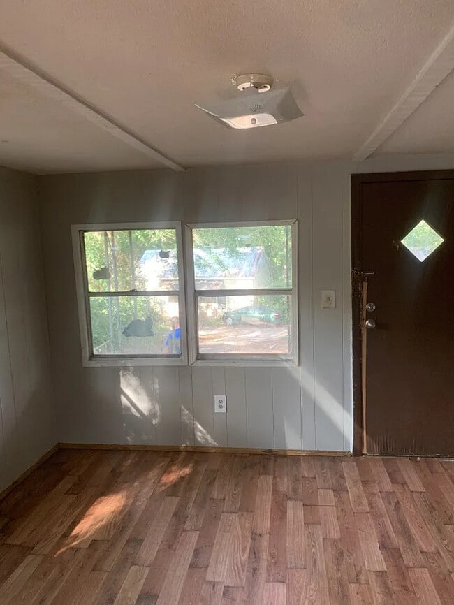 Building Photo - 3 Bedroom 1.5 Bathroom