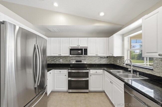Building Photo - 1707 SE Manth Ln