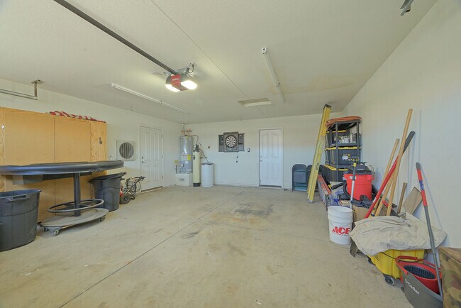 Building Photo - 2121 Desert Lakes Dr