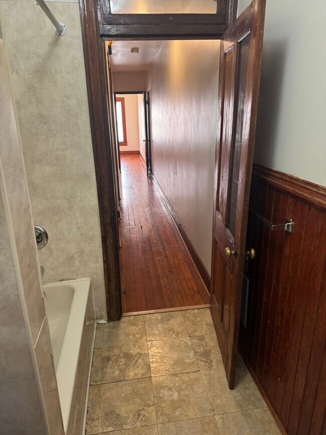 Building Photo - 4 bedroom, 1 bath, 3 story half double house