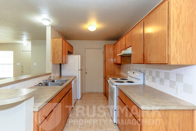 Building Photo - 932 Maplewood Dr