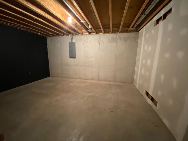 Building Photo - Wonderful Fox Chase home with fantastic spacious floor plan.