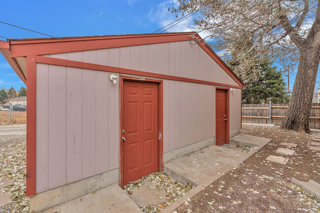 Building Photo - 2 Bed 1 Bath Duplex with fenced in front yard