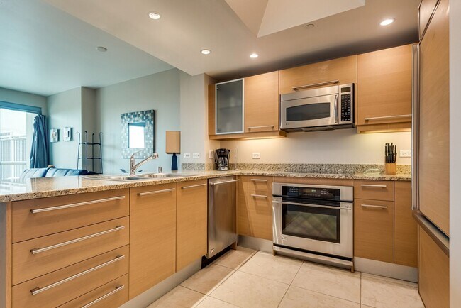 Building Photo - Turnberry Towers 1904E-Strip/Golf/City Views from this Fully Furnished 1Bd Residence