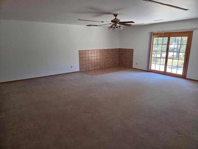 Building Photo - **LEASE PENDING Idyllic Ranch style Home O...