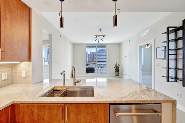 Building Photo - 315 NE 3rd Ave