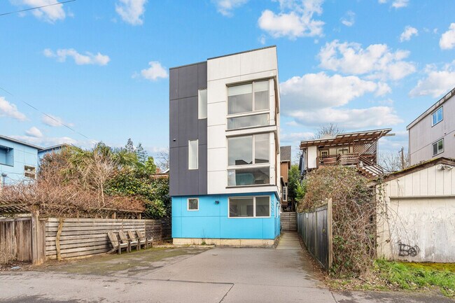 Building Photo - 2214 E Terrace St