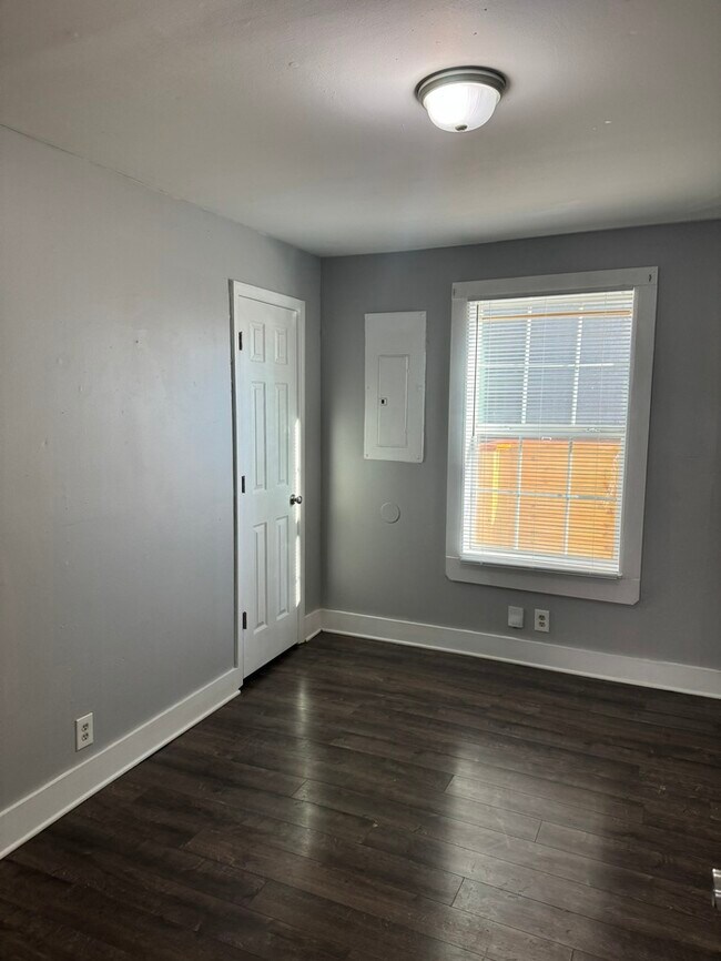 Building Photo - 1609 17th Ave N