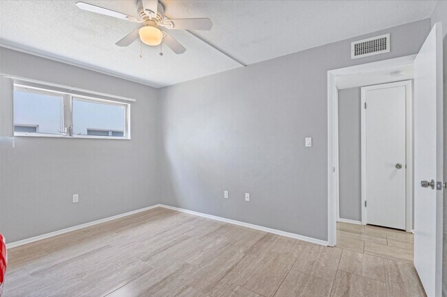 Building Photo - Charming Condo in Prime Sarasota Location ...