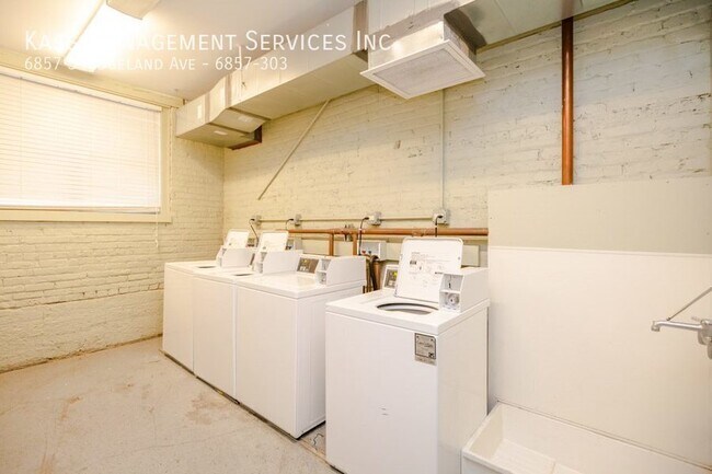 Building Photo - 6857 S Ridgeland Ave