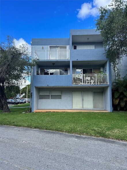 Unit balconies (2nd and 3rd floor) corner unit - 9365 Fontainebleau Blvd