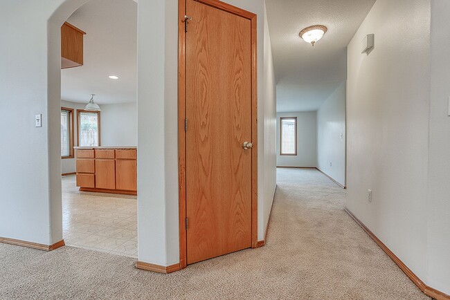Building Photo - Spacious Single Level Home w/ Fully Fenced...