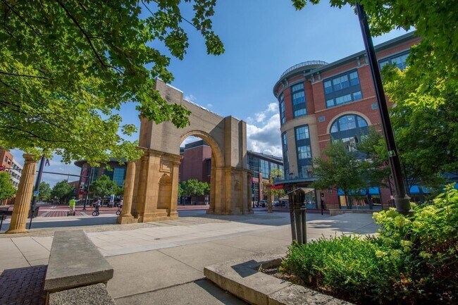 Building Photo - 250 Daniel Burnham Square