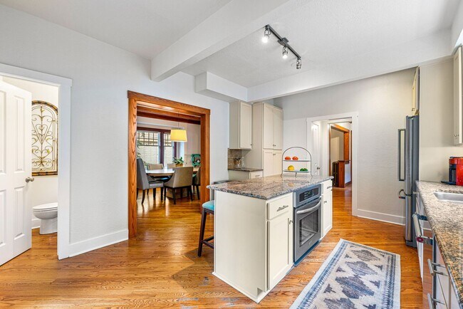 Building Photo - LOCATION LOCATION!! Stunning home located ...