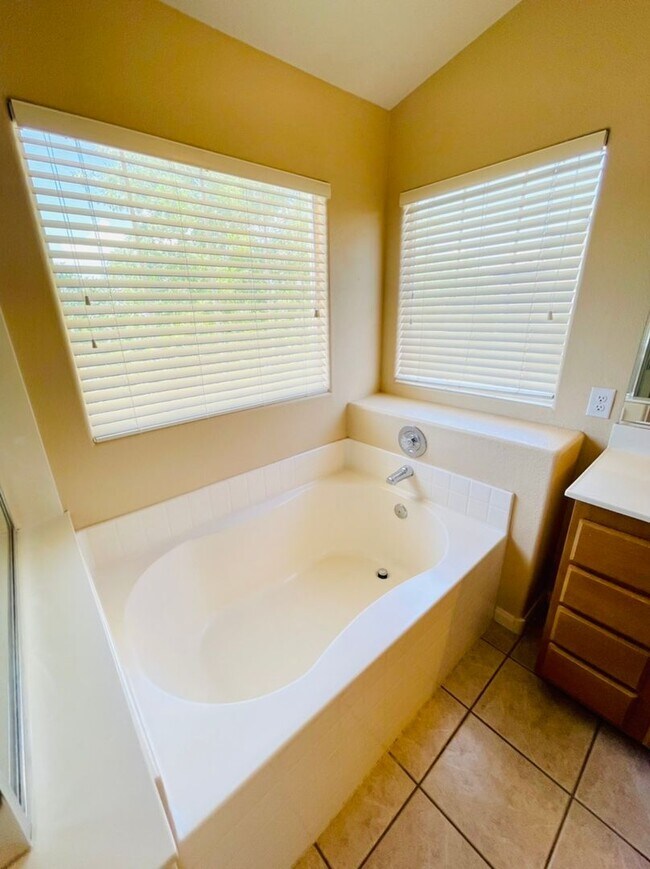 Building Photo - 2722 La Porte Ct