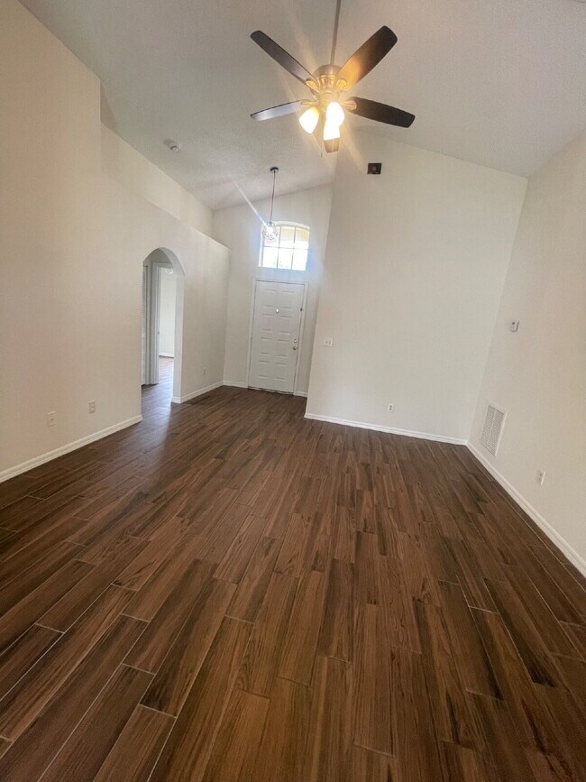 Building Photo - 4 Bedroom, 2 Bathroom Home in St. Cloud - Spacious 1612 Sq Ft