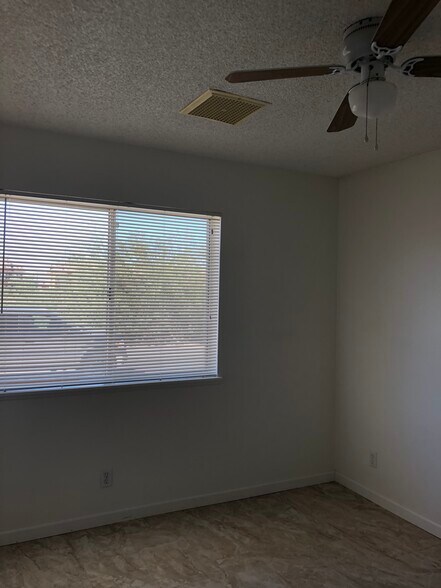 Building Photo - 408 W Felspar Ave
