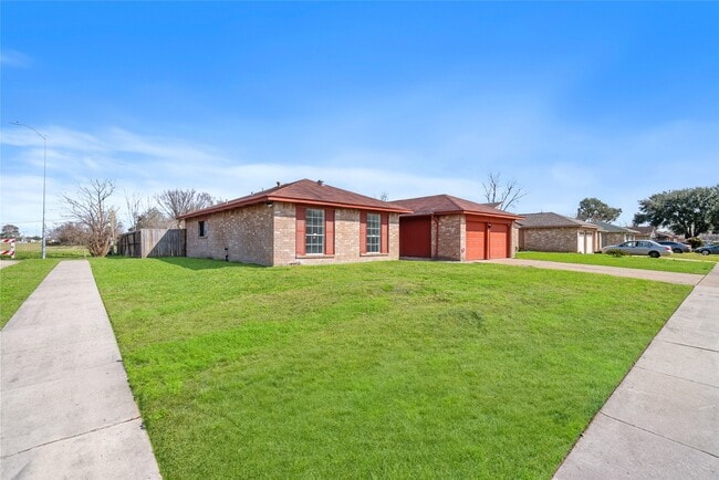 Building Photo - 1666 Meadow Green Dr