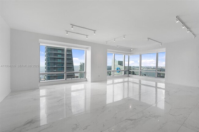 Building Photo - 1425 Brickell Ave