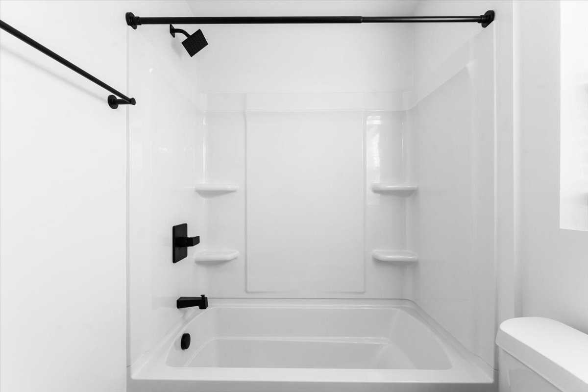 Building Photo - 1440 Lakepointe St