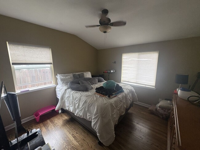 Building Photo - Cozy 2 Bedroom Near Downtown – Pre-Lease Available Today!