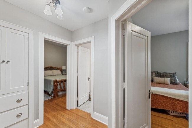 Building Photo - 813 Kenwood Pkwy