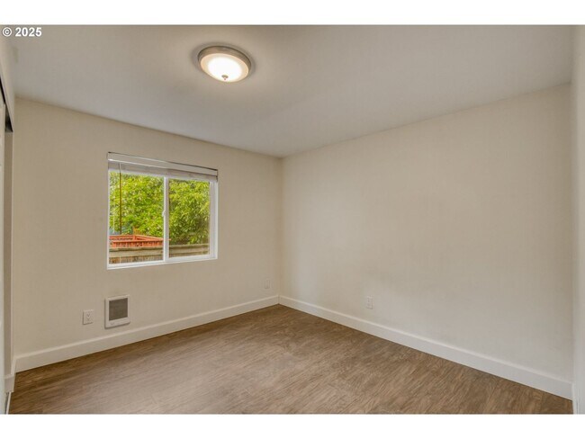 Building Photo - 1174000
