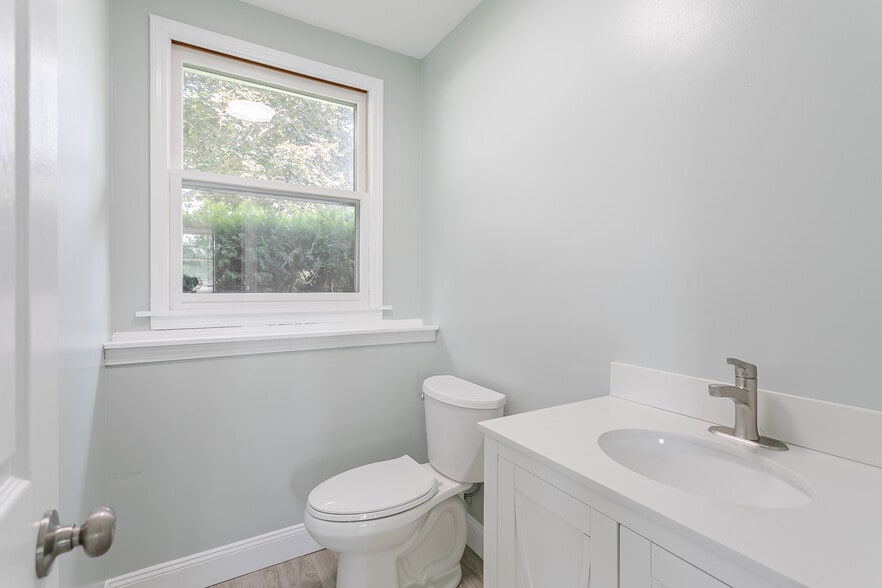 Building Photo - 1736 Elmwood Cir