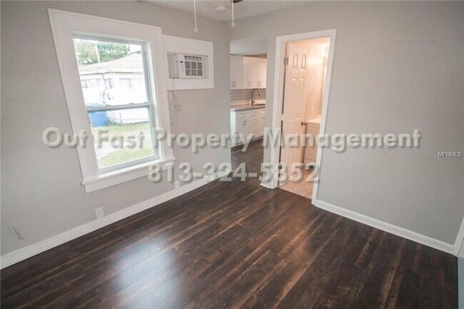 Building Photo - 226 SW Lincoln Cir N