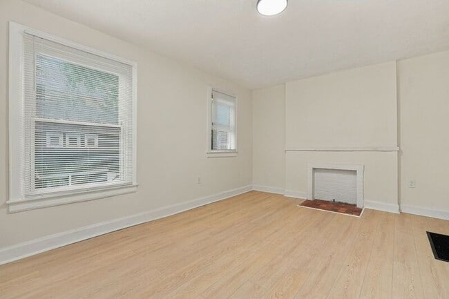 Building Photo - 397 Catherine St