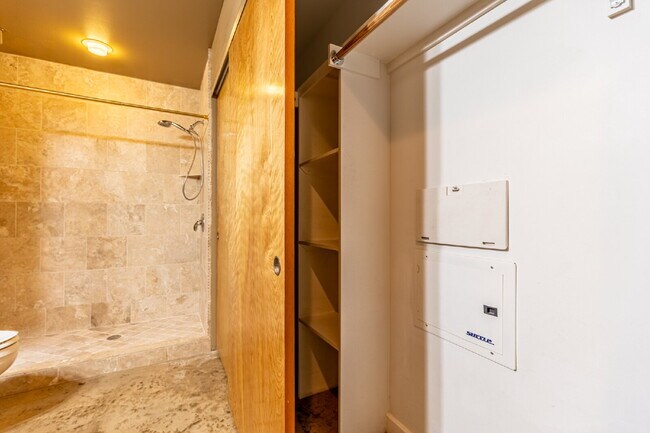 Building Photo - 1331 S Flores St