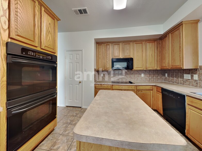 Building Photo - 4724 Ocean Dr