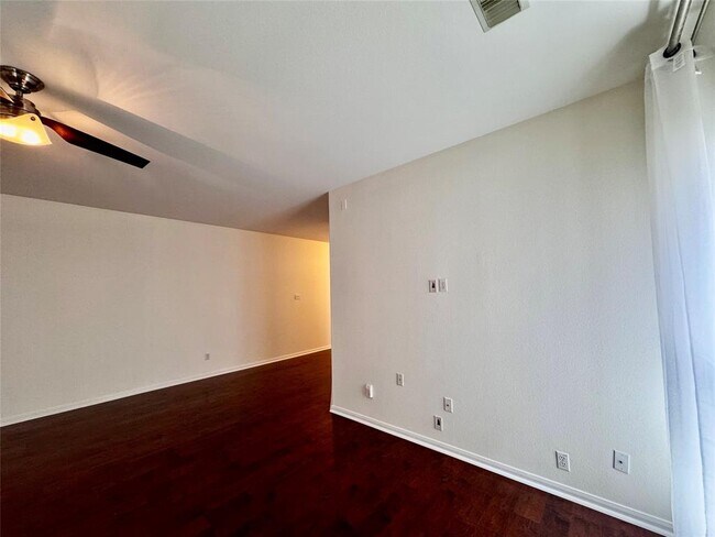 Building Photo - 2209 Independence Dr