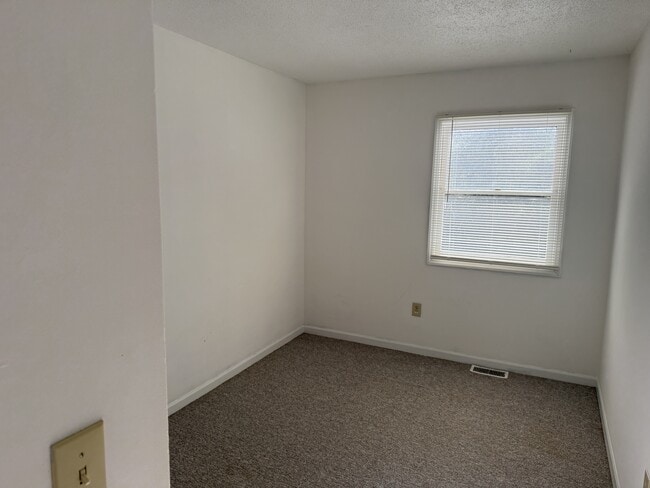 Building Photo - 300 Lee Dr