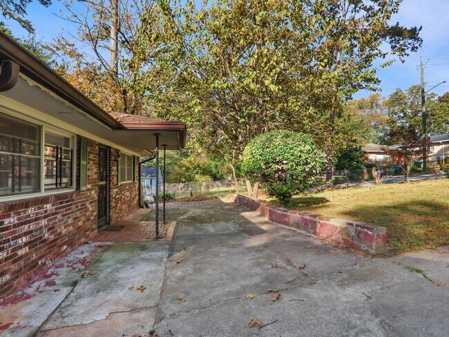 Building Photo - 3 Bedroom Duplex in Decatur