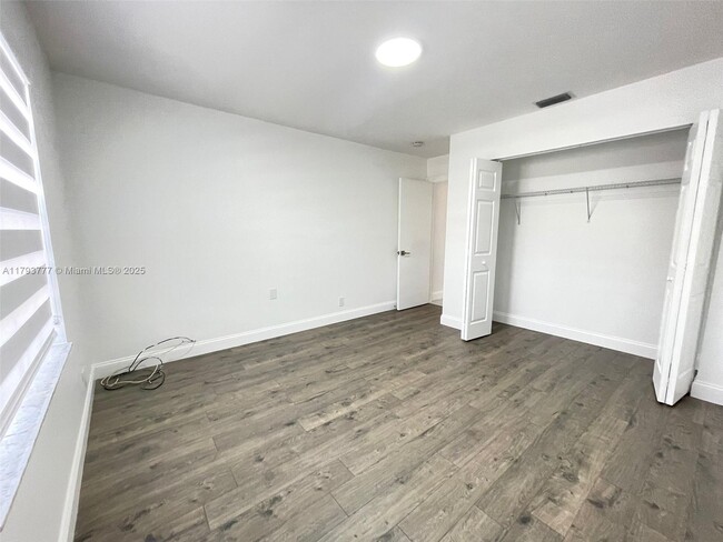 Building Photo - 211 E Riverbend Dr