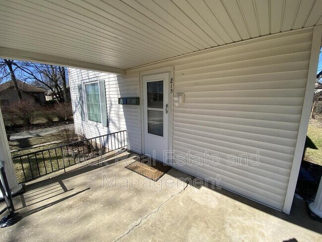 Building Photo - 815 Evergreen St SE