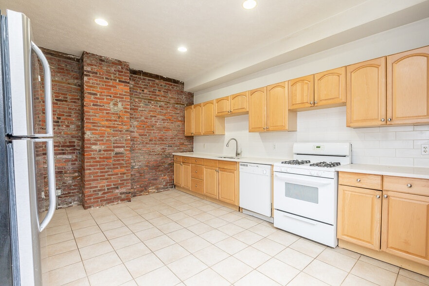 Building Photo - 132 S 20th St